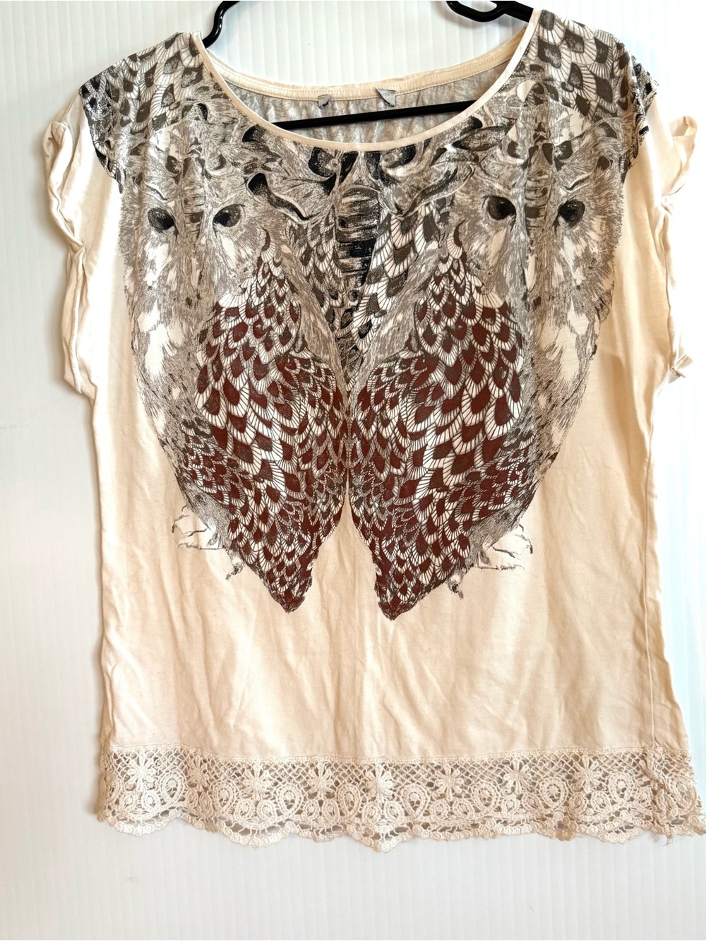 Womens Beige Graphic Owl Lace-Hem Tee with Brown Feather Motif Large